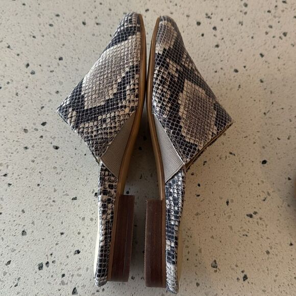 EARTH Uptown UMA Cream Gray Snake Print Leather Mules Flats Slides Size 7.5M EUC - Picture 10 of 12